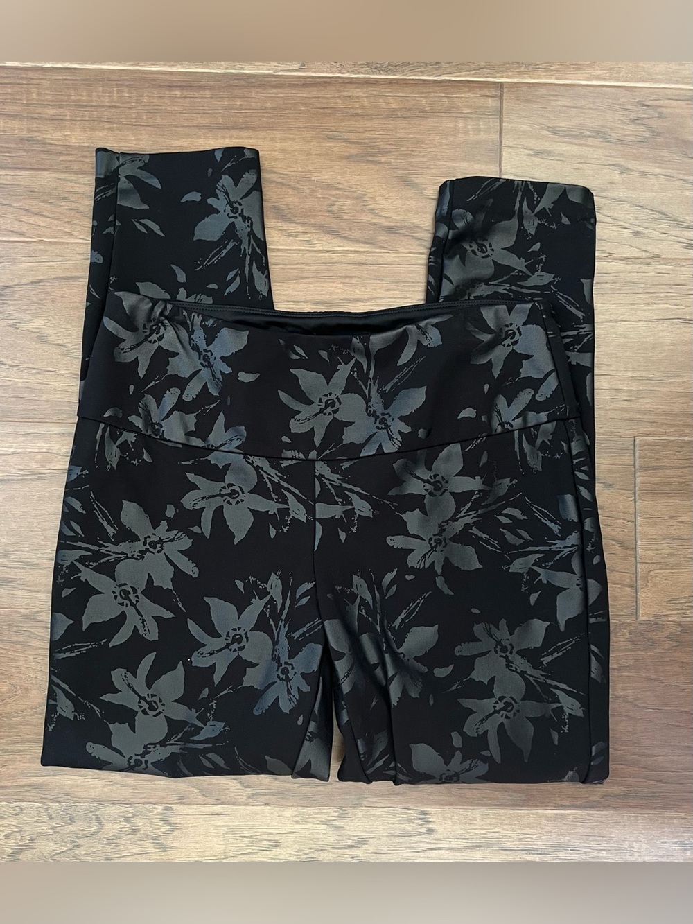 Soft Surroundings Ponte Black Twilight Floral Pull-On Leggings Pants Size Medium